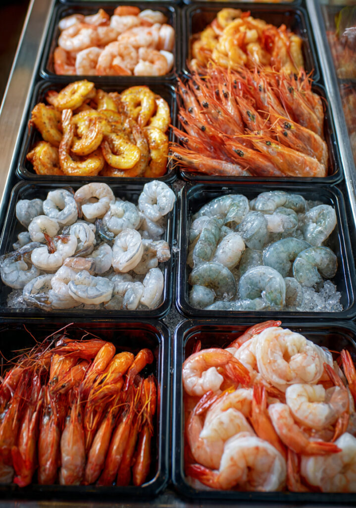 bandeja de camarones de diferentes tipos